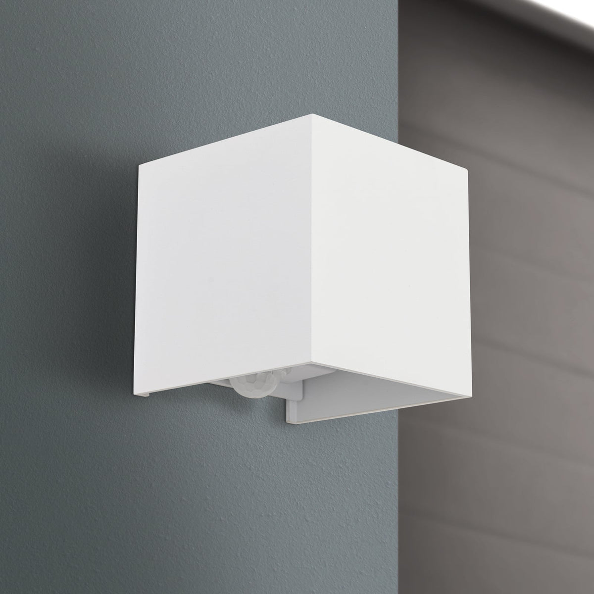 Detalj av LED utevegglampe Cube-S opp/ned med bevegelsessensor hvit IP54