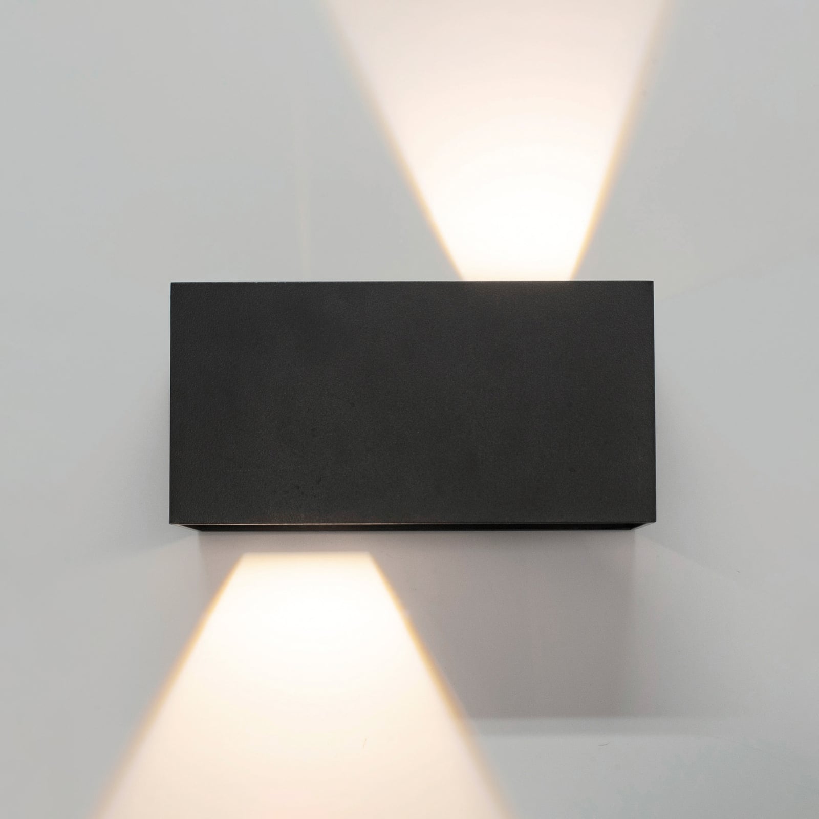 LED utevegglampe Davos double dimbar antrasitt IP54 detalj av lysutgang