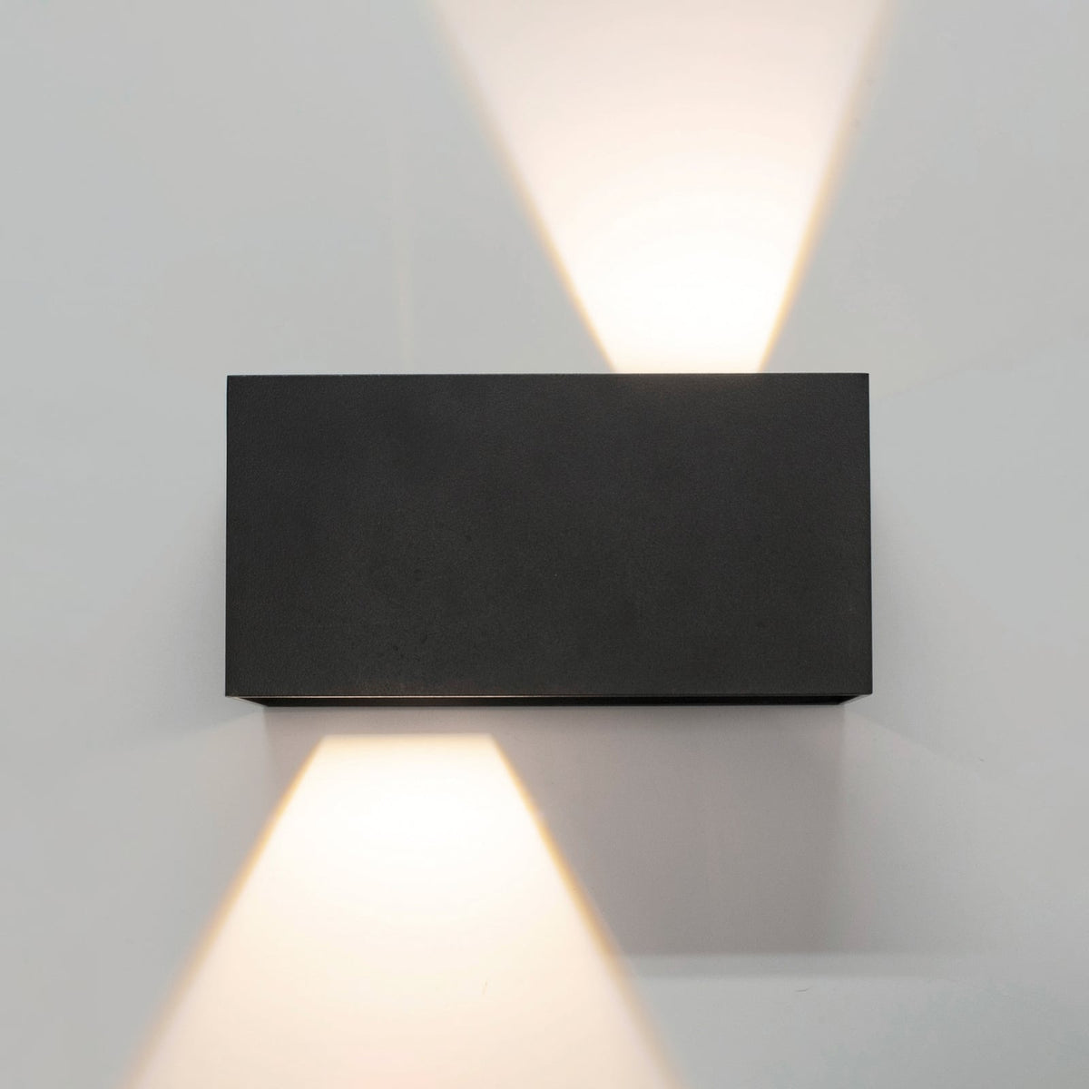 LED utevegglampe Davos double dimbar antrasitt IP54 detalj av lysutgang