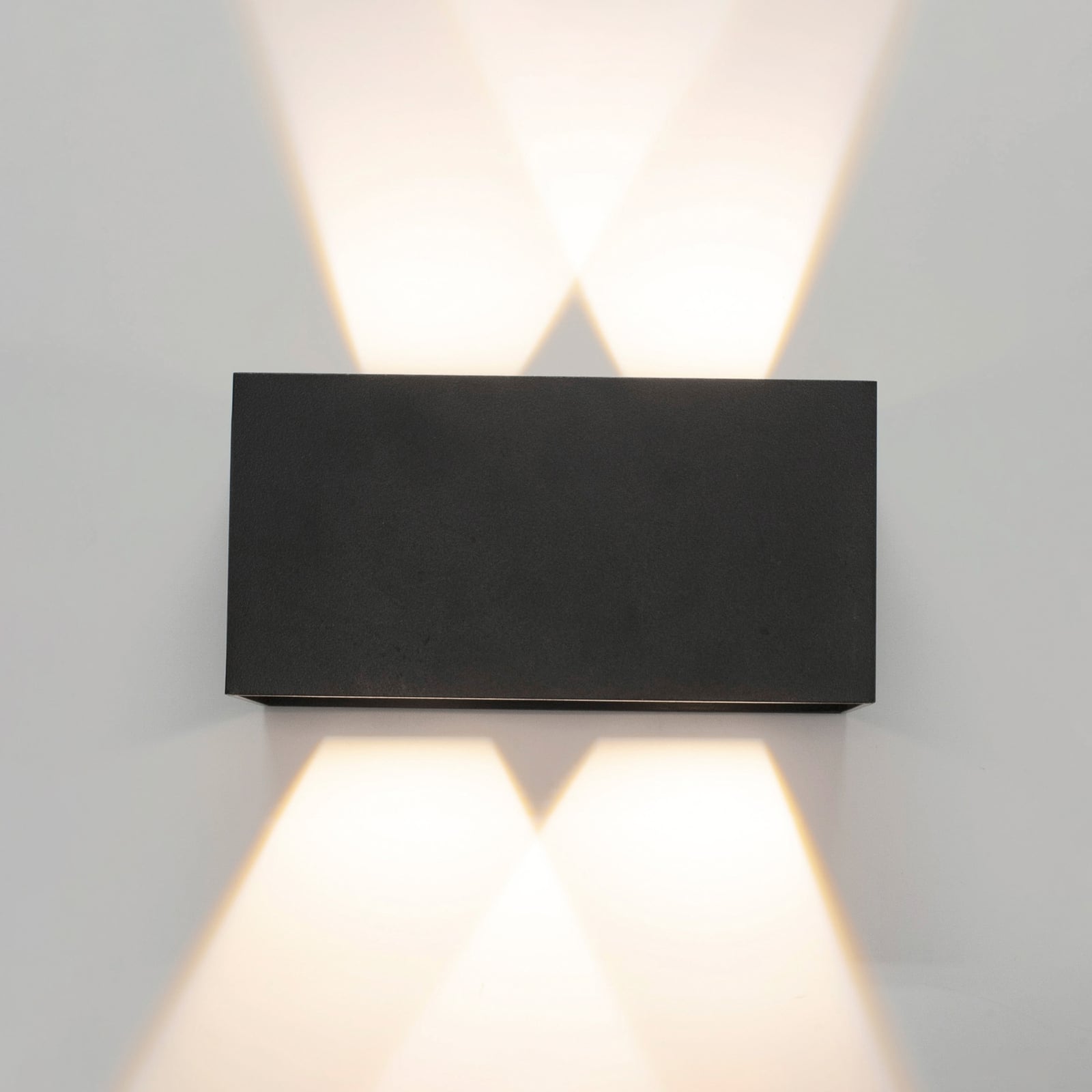 LED utevegglampe Davos double dimbar antrasitt IP54 nærbilde av aluminiumskonstruksjon