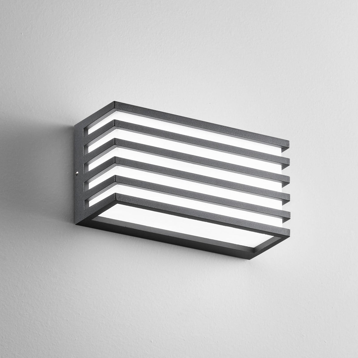 LED utevegglampe Dukrot antrasitt CCT 22 cm IP54 montert ute