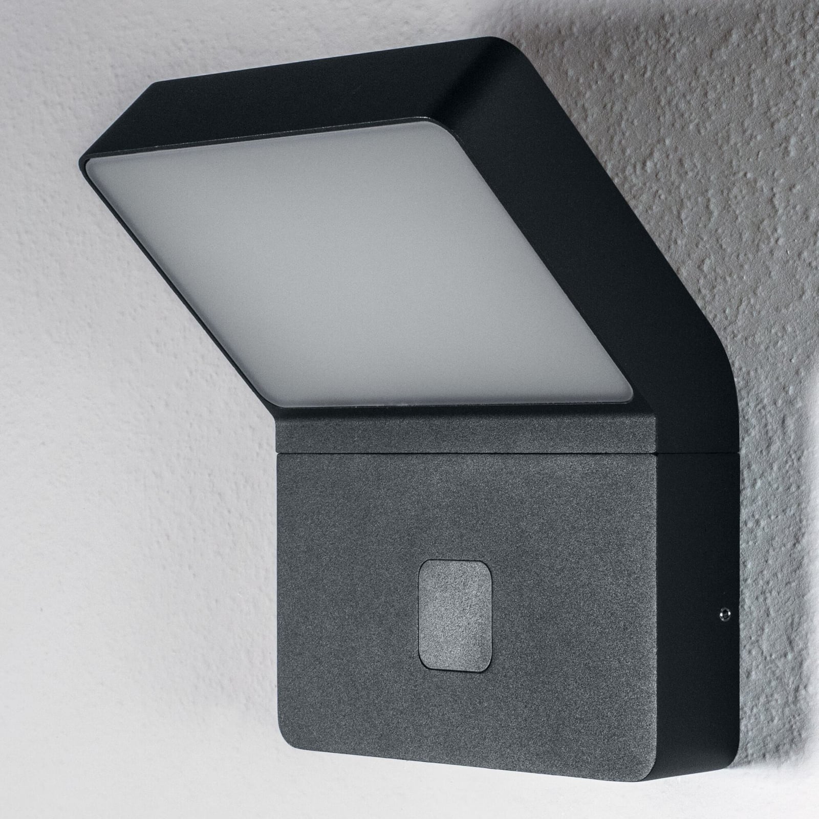 Detaljbilde av bevegelsessensoren på LED utevegglampe ENDURA STYLE WIDE