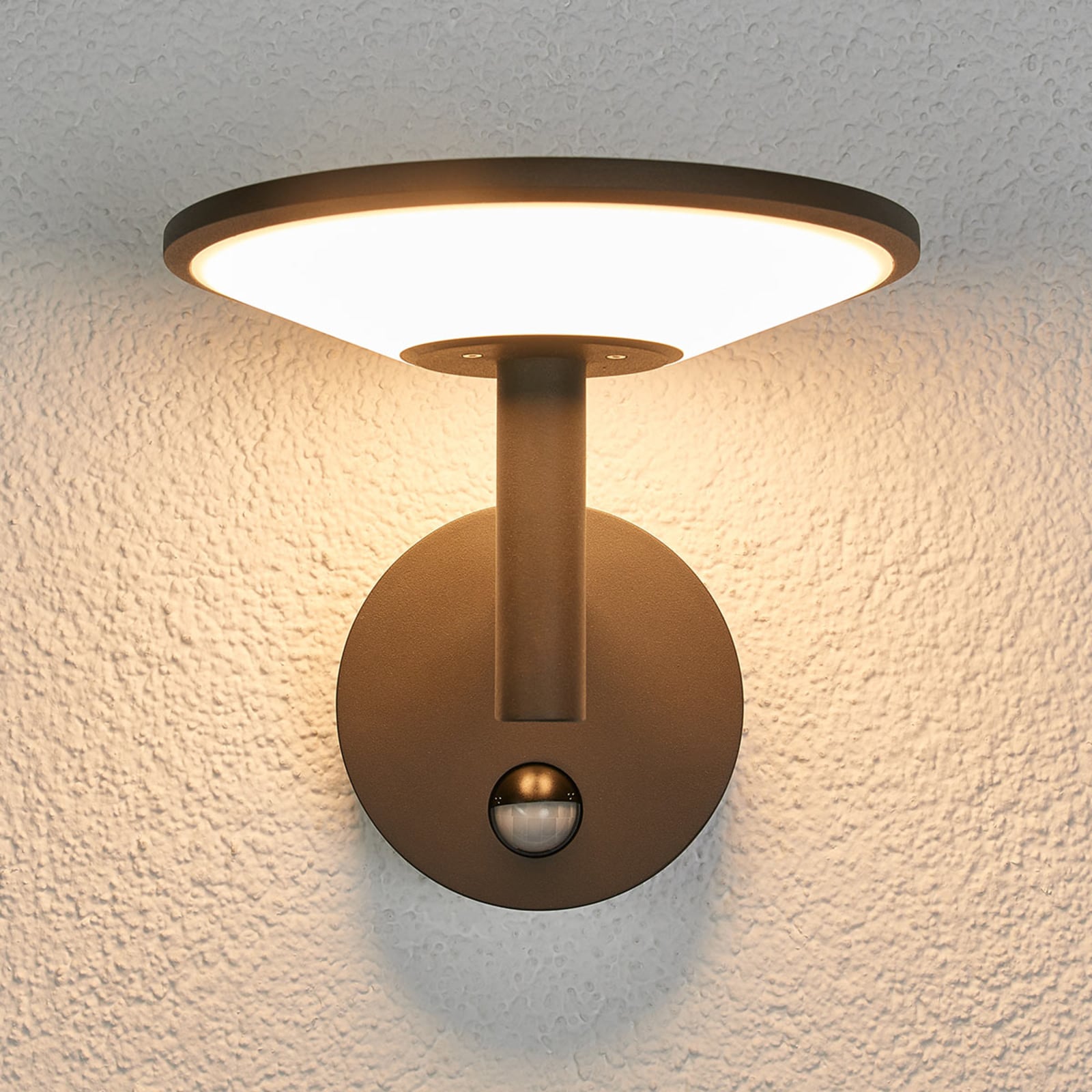 LED utevegglampe Fenia med bevegelsessensor antrasitt montert på vegg