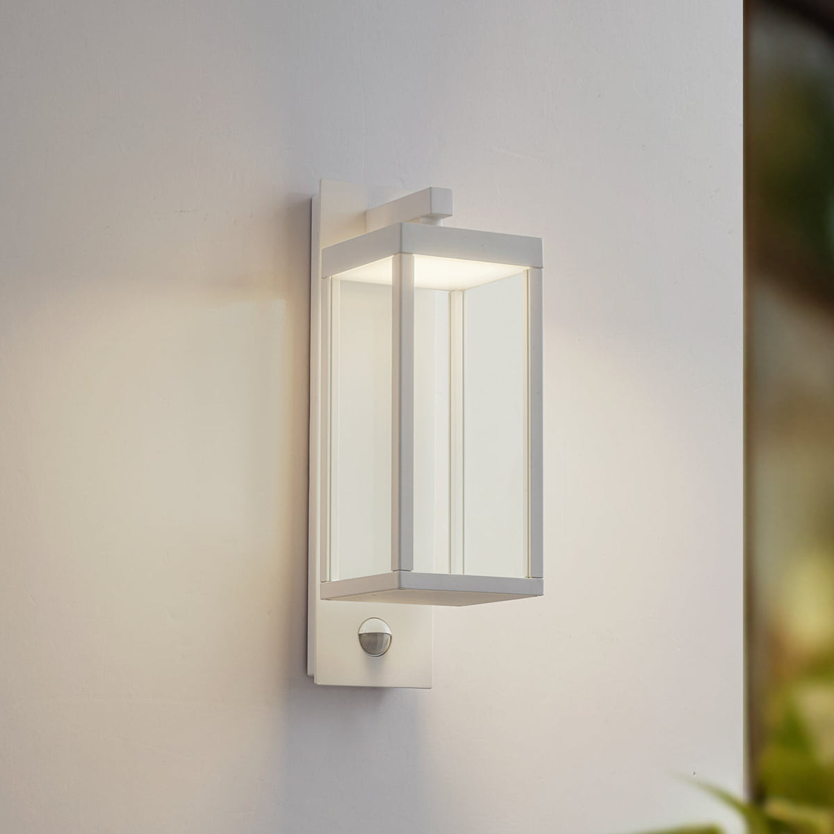 LED utevegglampe Ferdinand med bevegelsessensor hvit forfra