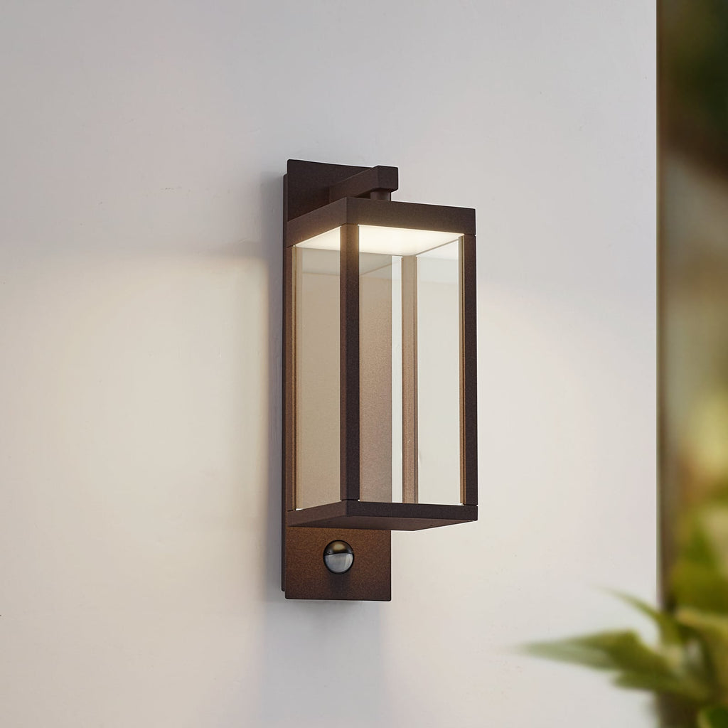 LED utevegglampe Ferdinand med bevegelsessensor rustfarget foran