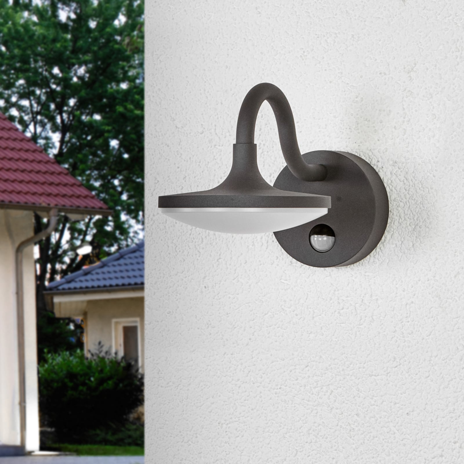 Montert LED utevegglampe Finny med bevegelsessensor IP54 på vegg