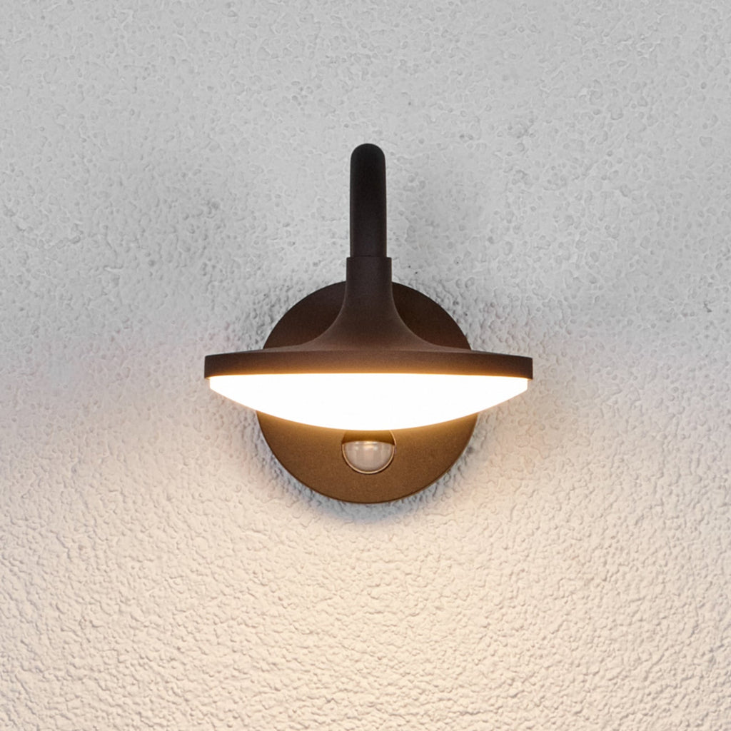 Nærbilde av bevegelsessensor på LED utevegglampe Finny med IP54