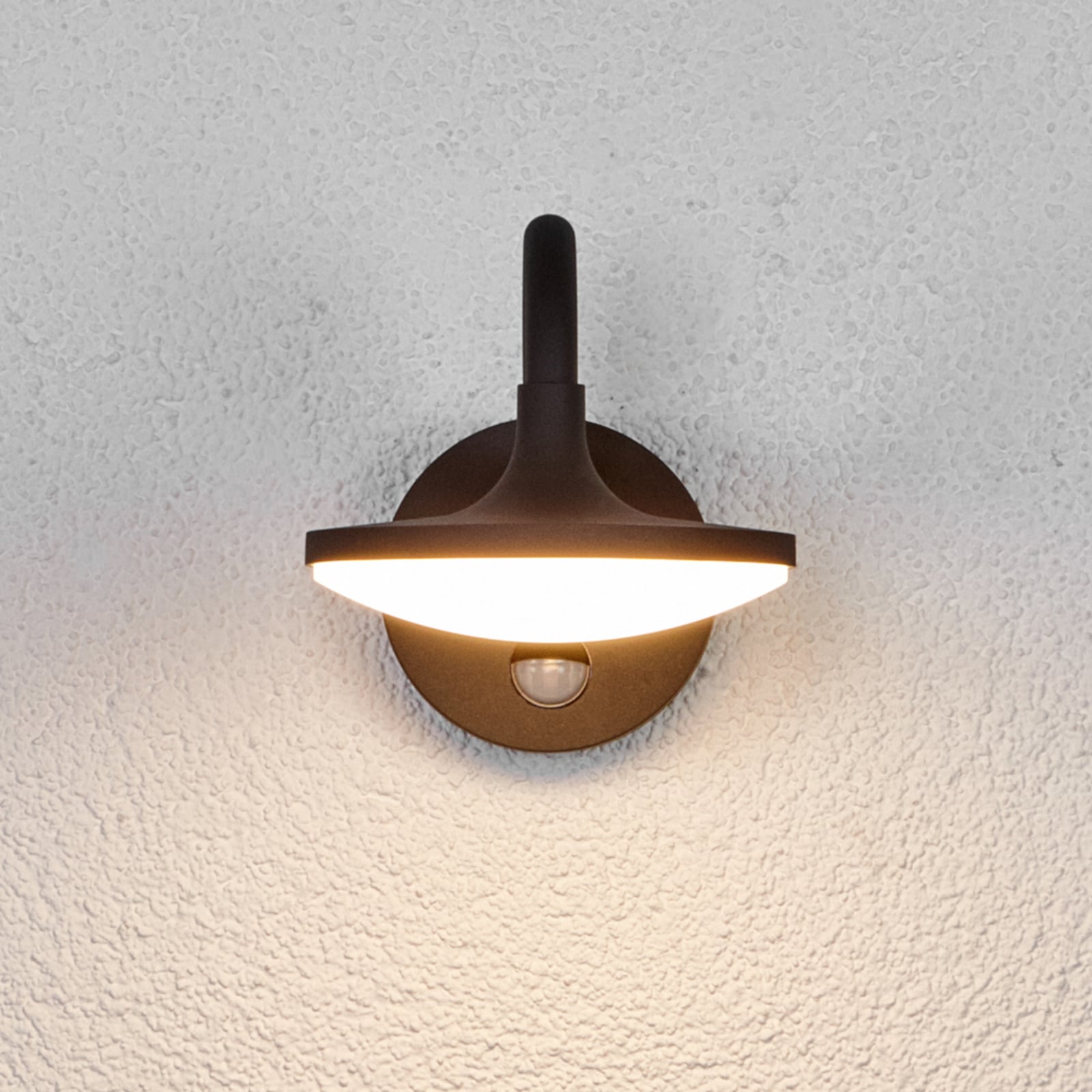 Nærbilde av bevegelsessensor på LED utevegglampe Finny med IP54