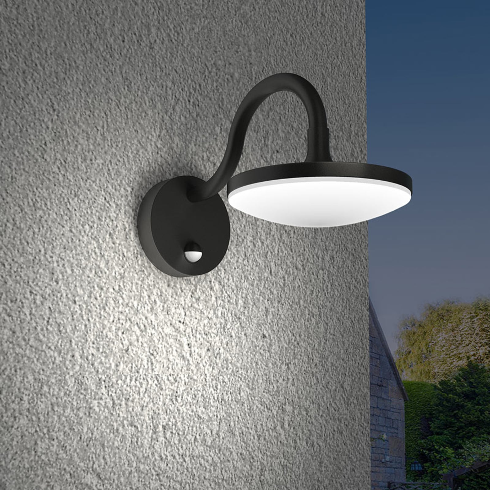 LED utevegglampe Finny med bevegelsessensor IP54 på uteområde