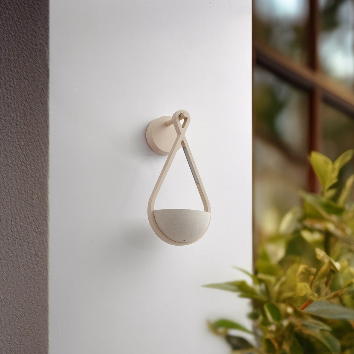 Detalj av LED utevegglampe Florka betong med blomsterampel IP54