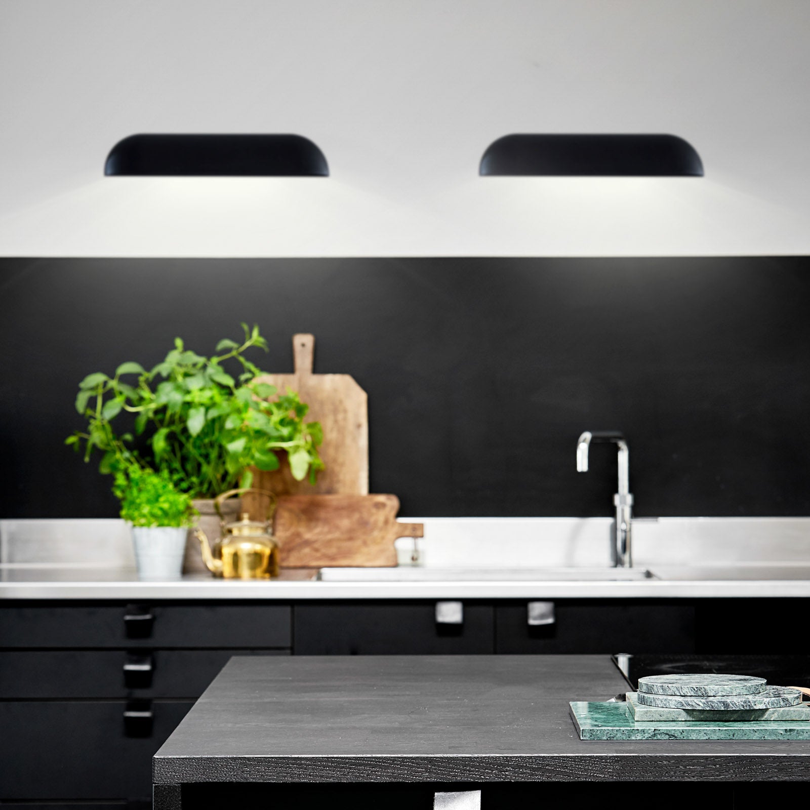 Montert LED utevegglampe Front 36 svart på vegg