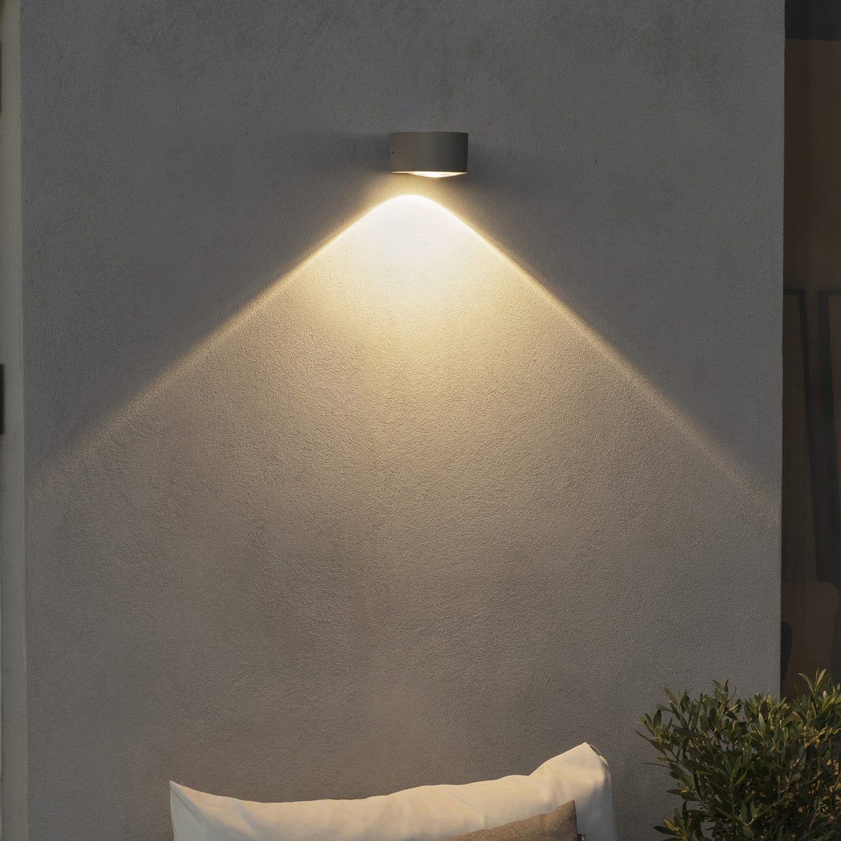 LED utevegglampe Gela halvrund nedlys grå IP54 6W detalj av glasslinse