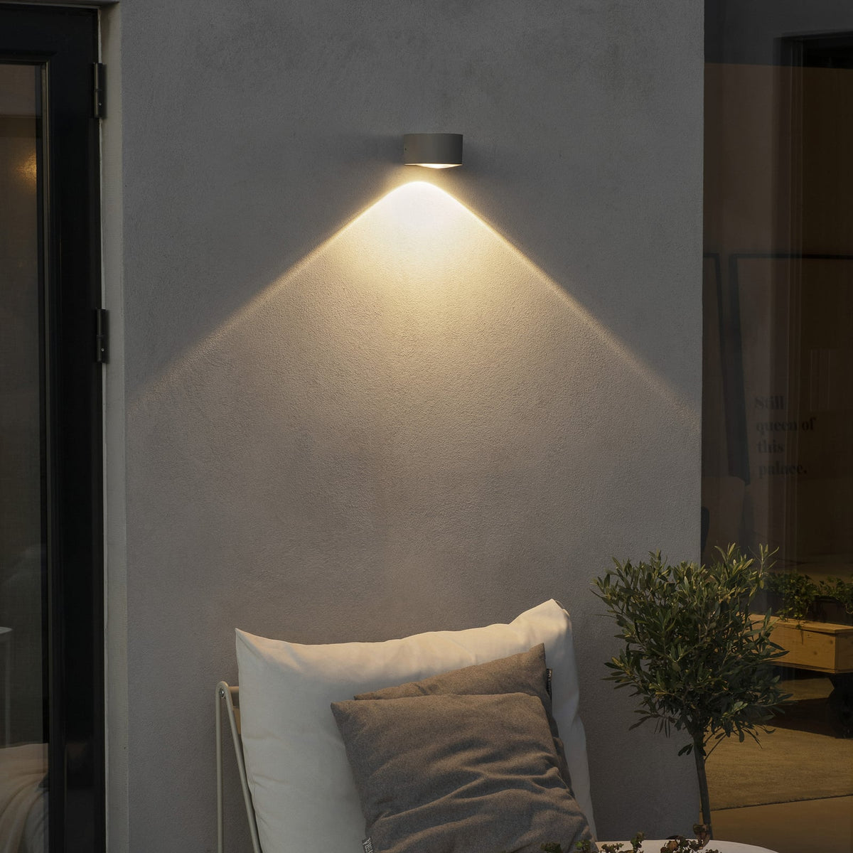 LED utevegglampe Gela halvrund nedlys hvit IP54 montert på vegg