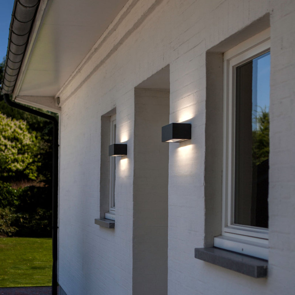 Detalj av LED utevegglampe Gemini opp/ned 22 cm 3000K svart IP54