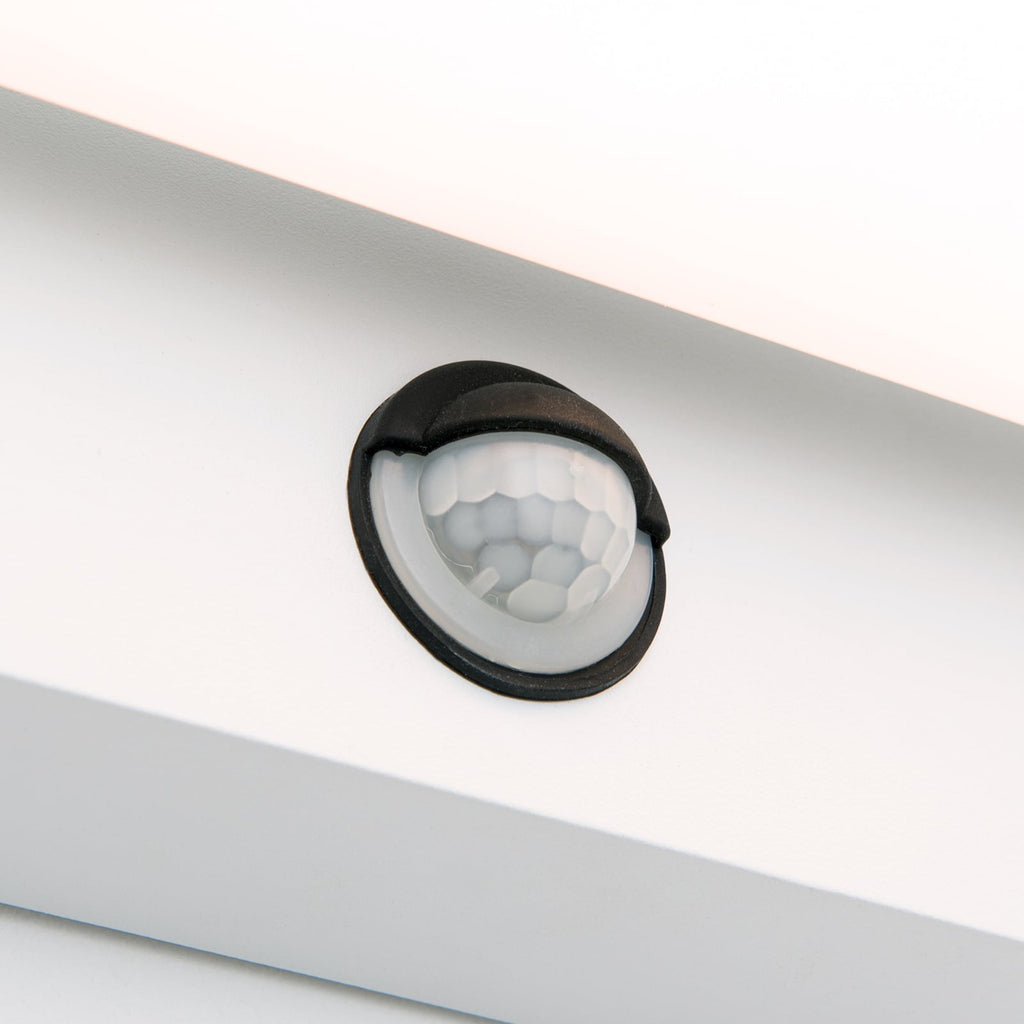LED utevegglampe Ginger med bevegelsessensor hvit IP54 lysdetalj