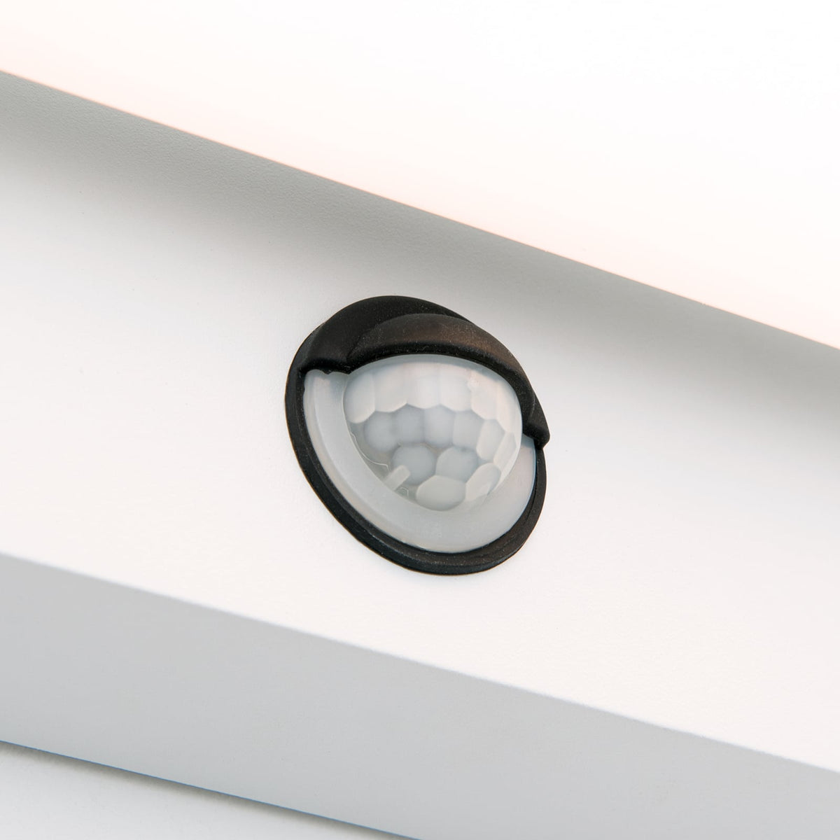 LED utevegglampe Ginger med bevegelsessensor hvit IP54 lysdetalj