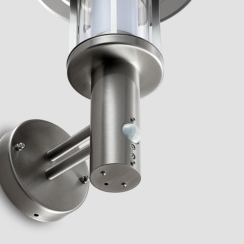 LED utevegglampe Gregory rustfritt stål med sensor IP44 vinklet visning