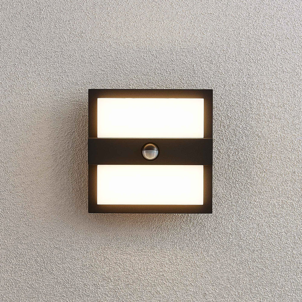 Nærbilde av aluminiumsoverflate på LED utevegglampe Gylfi