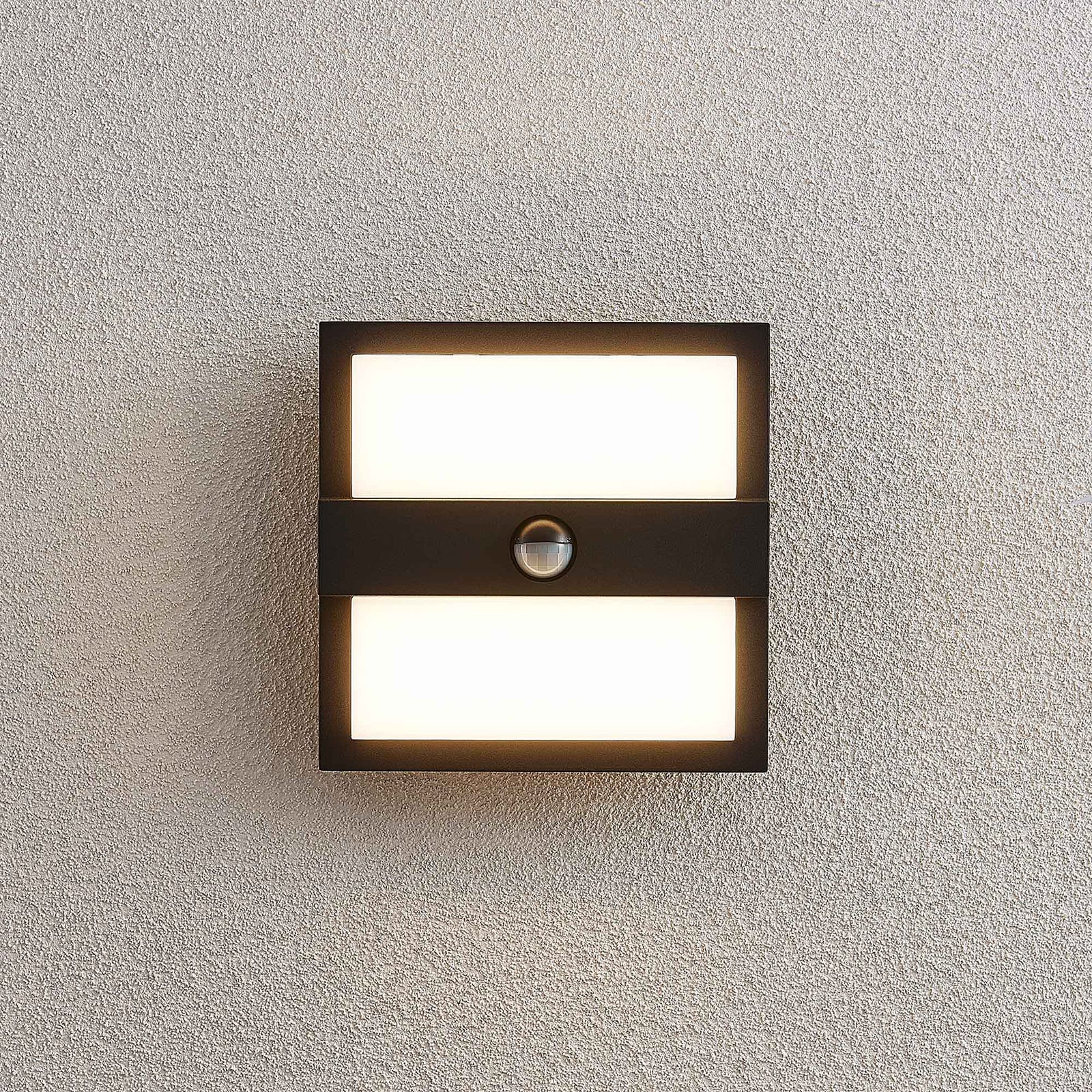 Nærbilde av aluminiumsoverflate på LED utevegglampe Gylfi