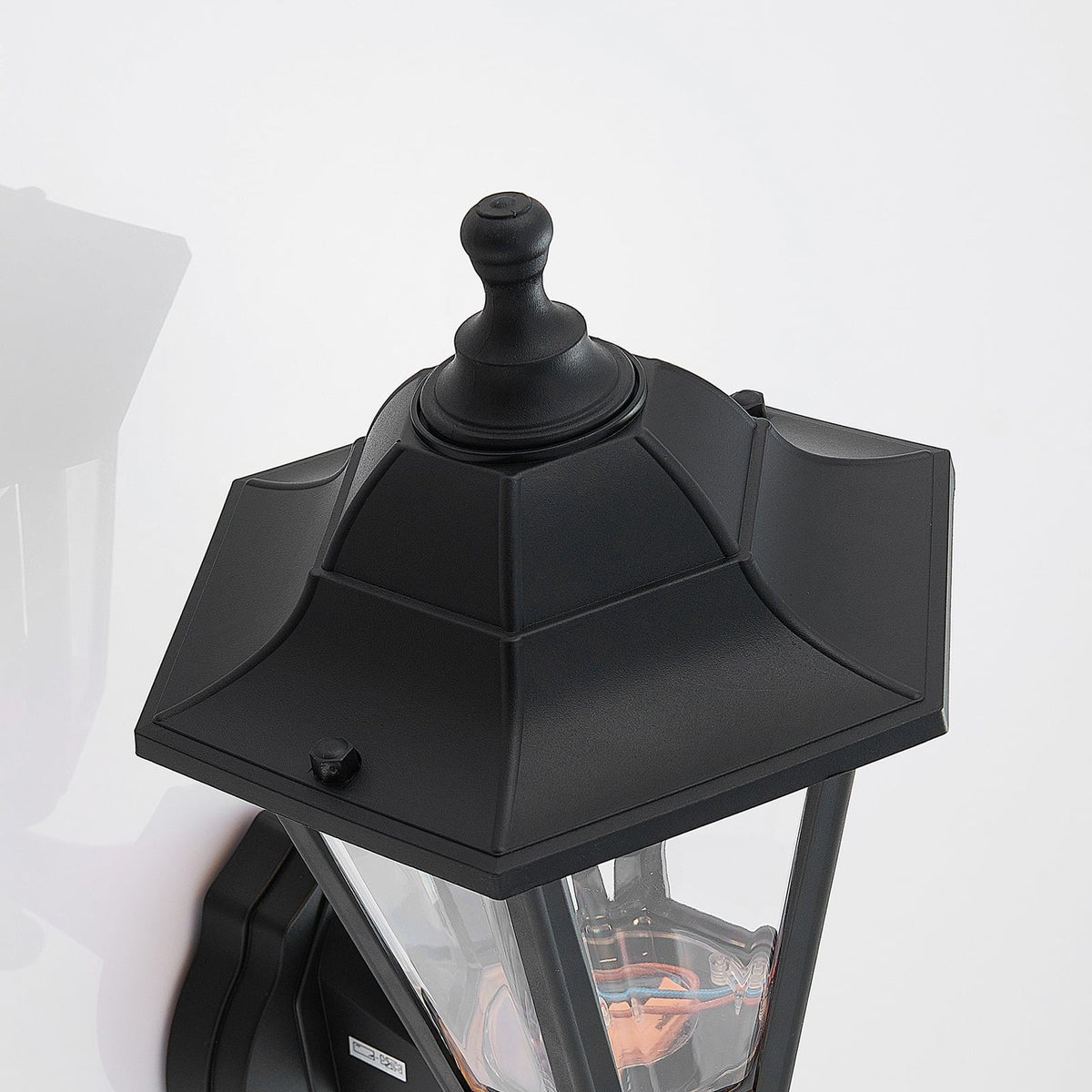 LED utevegglampe Iavo lanterneform svart i hagebelysning