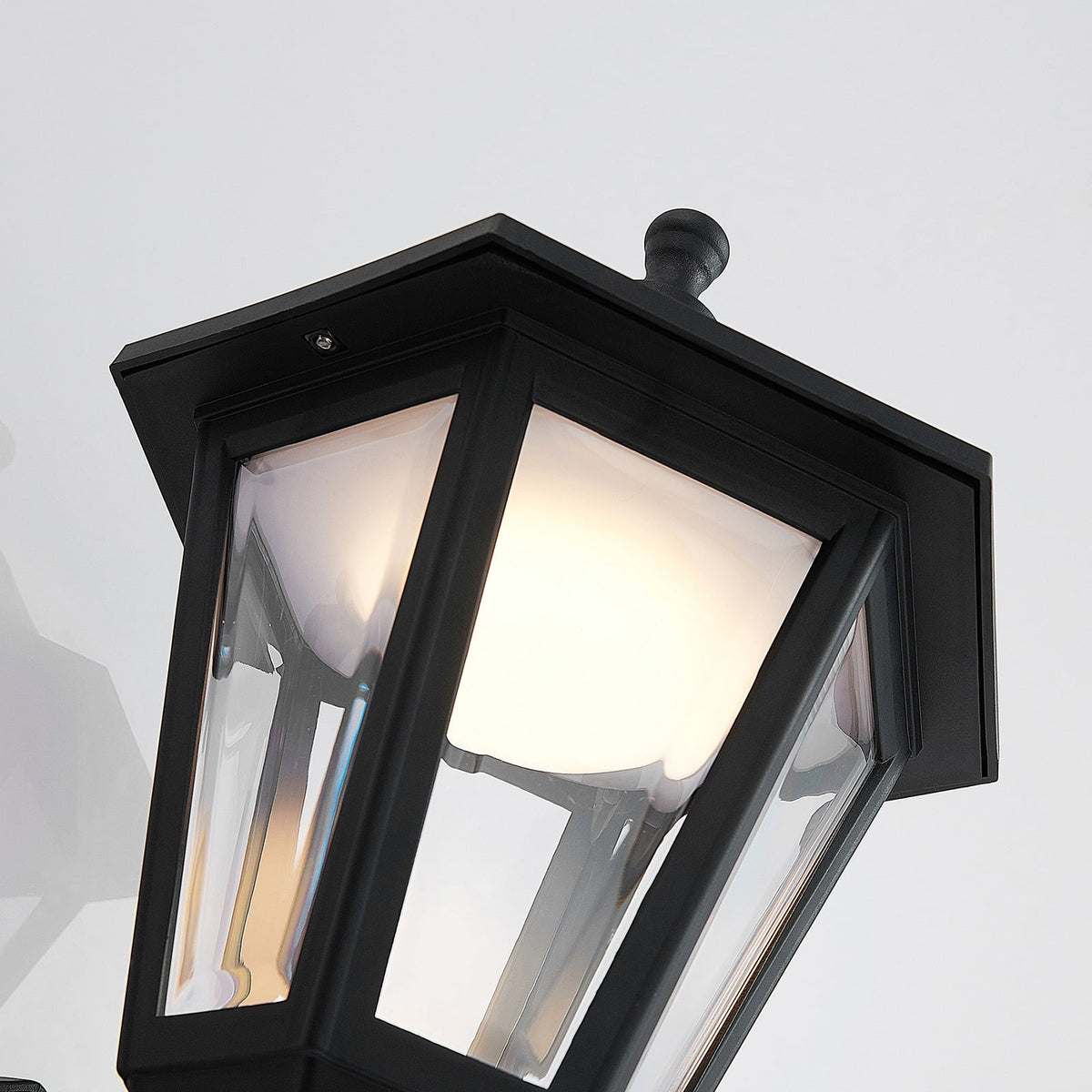 LED utevegglampe Iavo lanterneform svart vist i kystmiljø