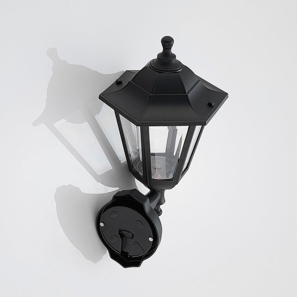 Montert LED utevegglampe Iavo lanterneform svart på vegg