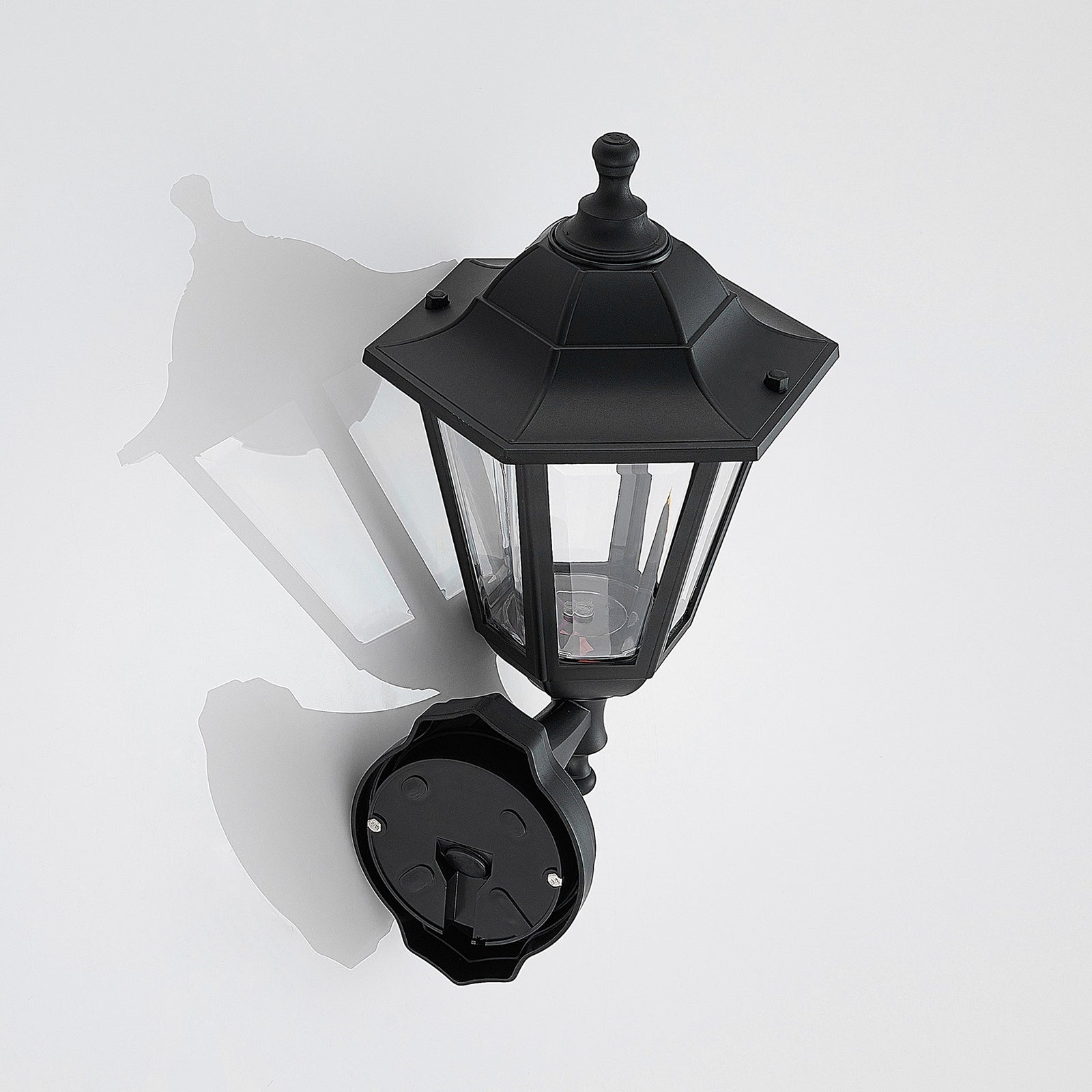 Montert LED utevegglampe Iavo lanterneform svart på vegg