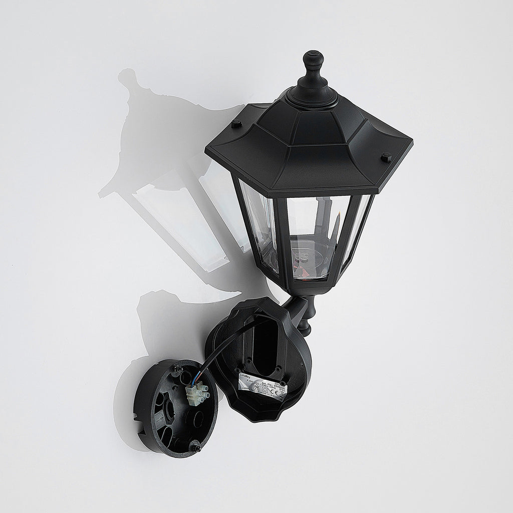 Nærbilde av LED utevegglampe Iavo lanterneform svart med LED-lys