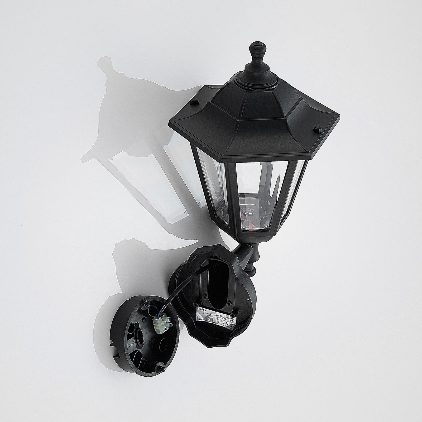 Nærbilde av LED utevegglampe Iavo lanterneform svart med LED-lys