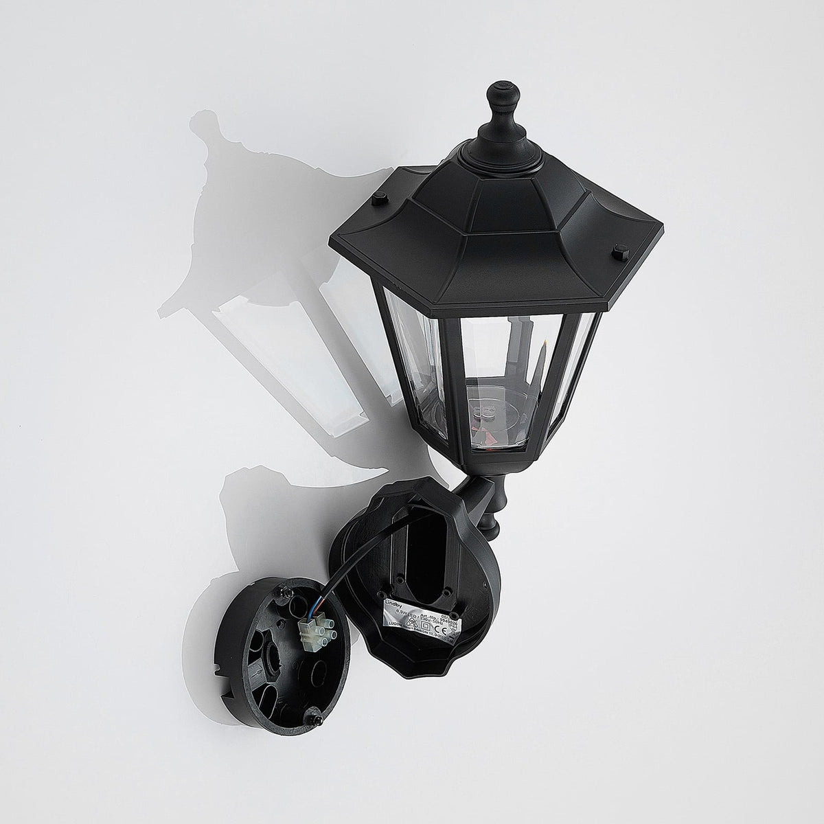 Nærbilde av LED utevegglampe Iavo lanterneform svart med LED-lys