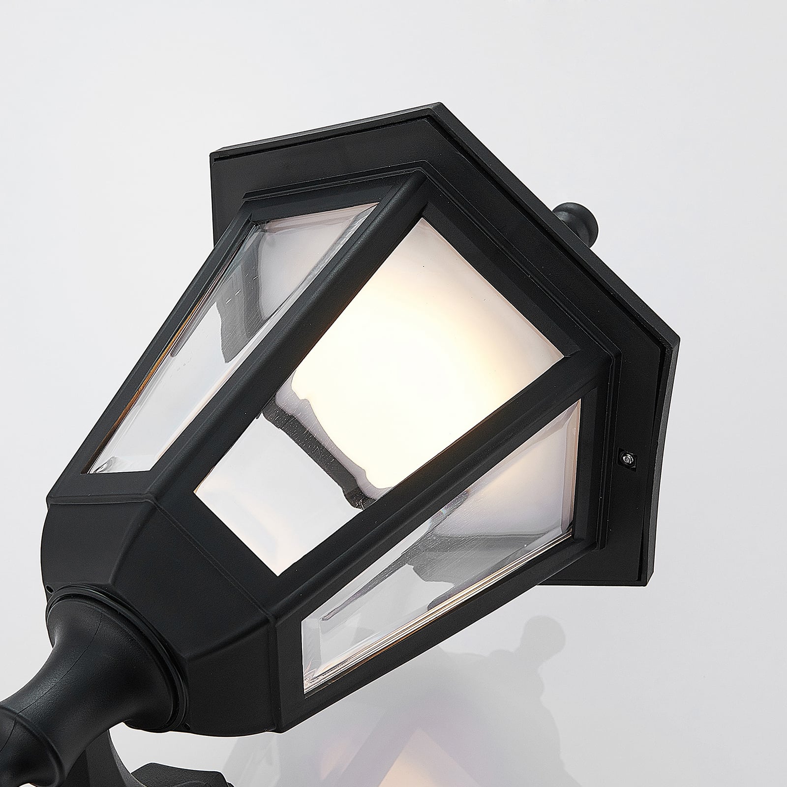 LED utevegglampe Iavo med bevegelsessensor svart lysdetalj
