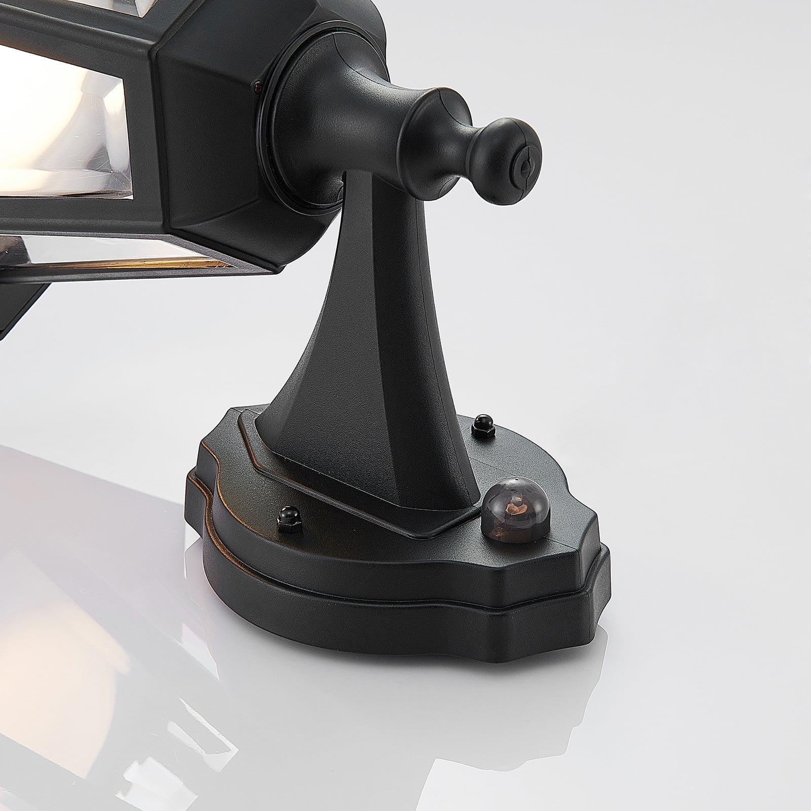 LED utevegglampe Iavo med bevegelsessensor svart sensor