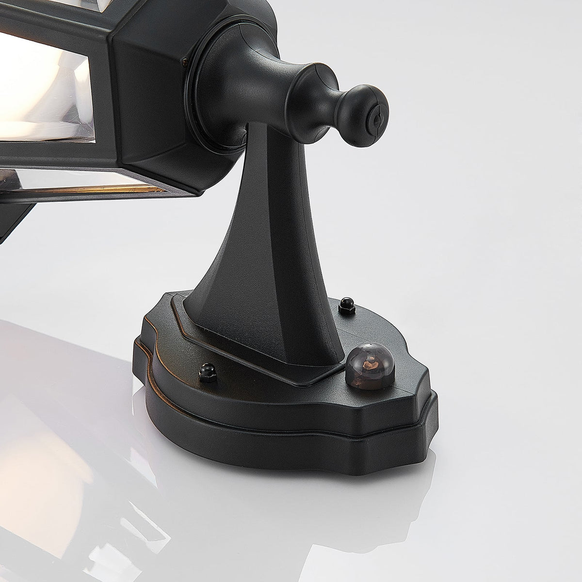 LED utevegglampe Iavo med bevegelsessensor svart sensor