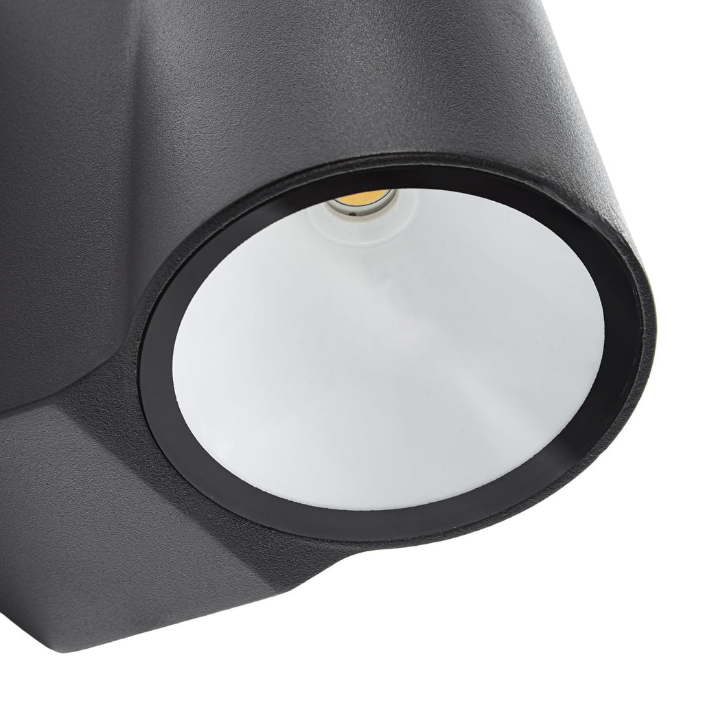 LED utevegglampe Illuvia svart matt med varmt hvitt lys