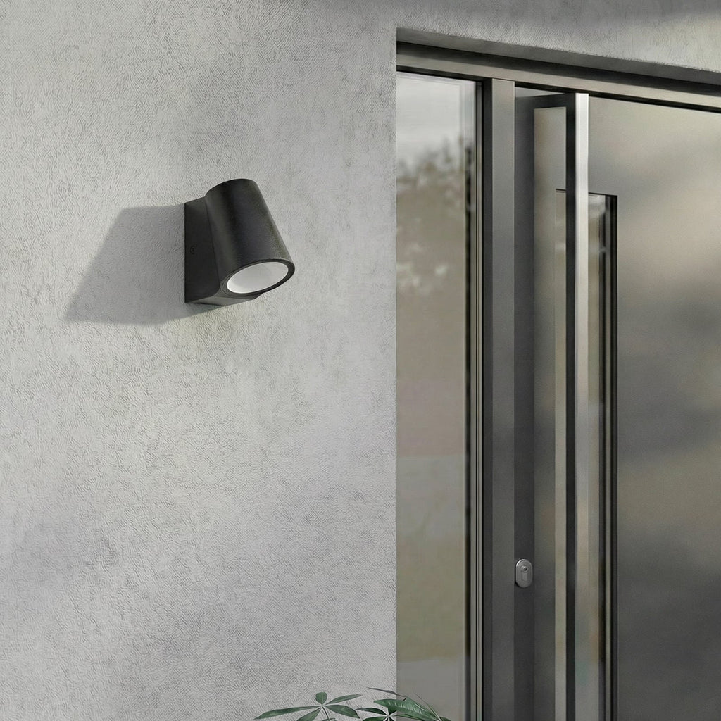 LED utevegglampe Illuvia svart matt montert på vegg