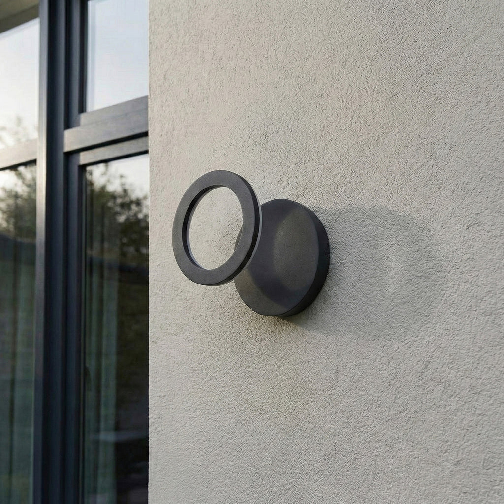 Montert LED utevegglampe Ilveo svingbar aluminium svart IP54 ved inngang