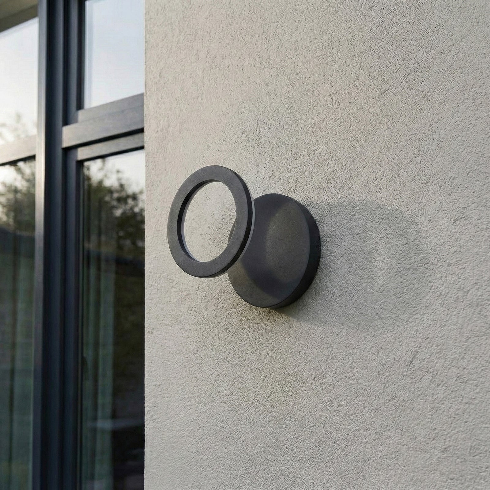 Montert LED utevegglampe Ilveo svingbar aluminium svart IP54 ved inngang