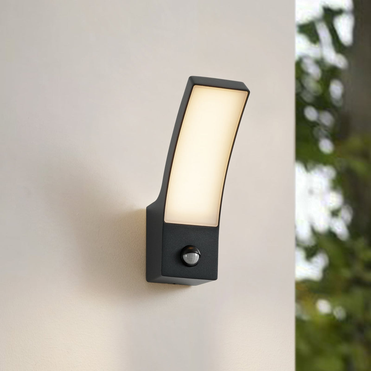 LED utevegglampe Ilvita med bevegelsessensor antrasitt front