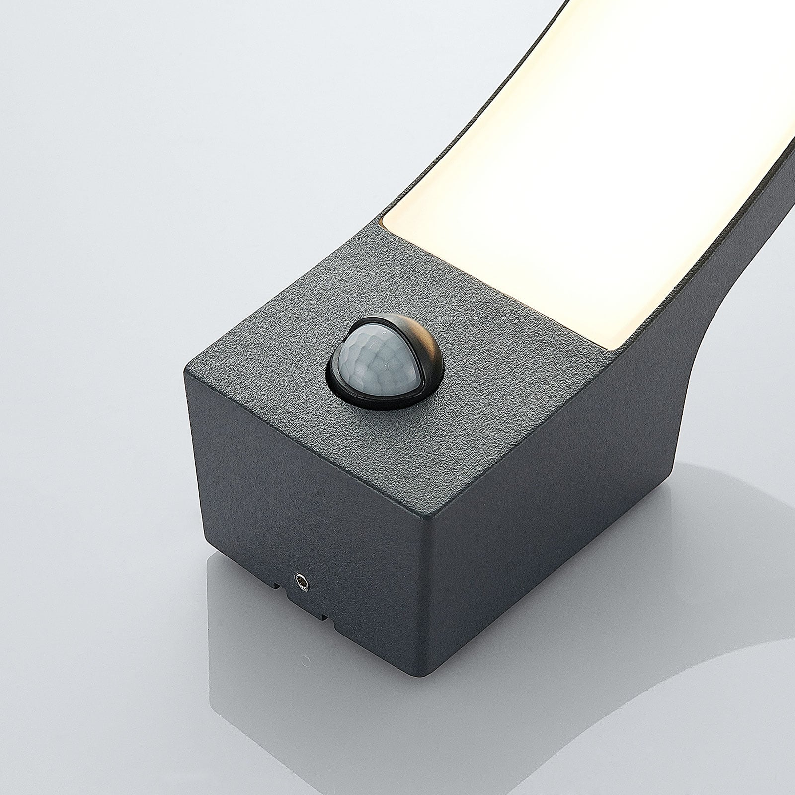 LED utevegglampe Ilvita med bevegelsessensor antrasitt sett fra siden