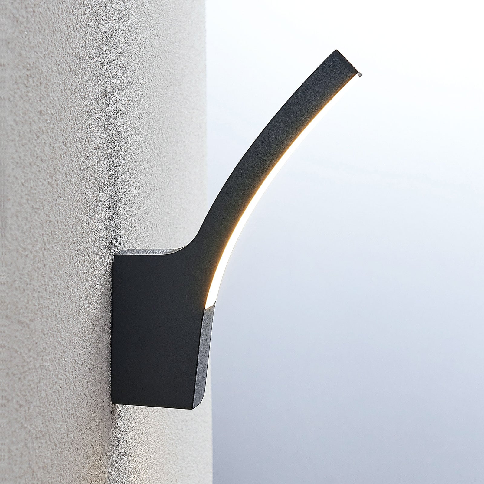 Sideprofil av LED utevegglampe Ilvita buet antrasitt IP54