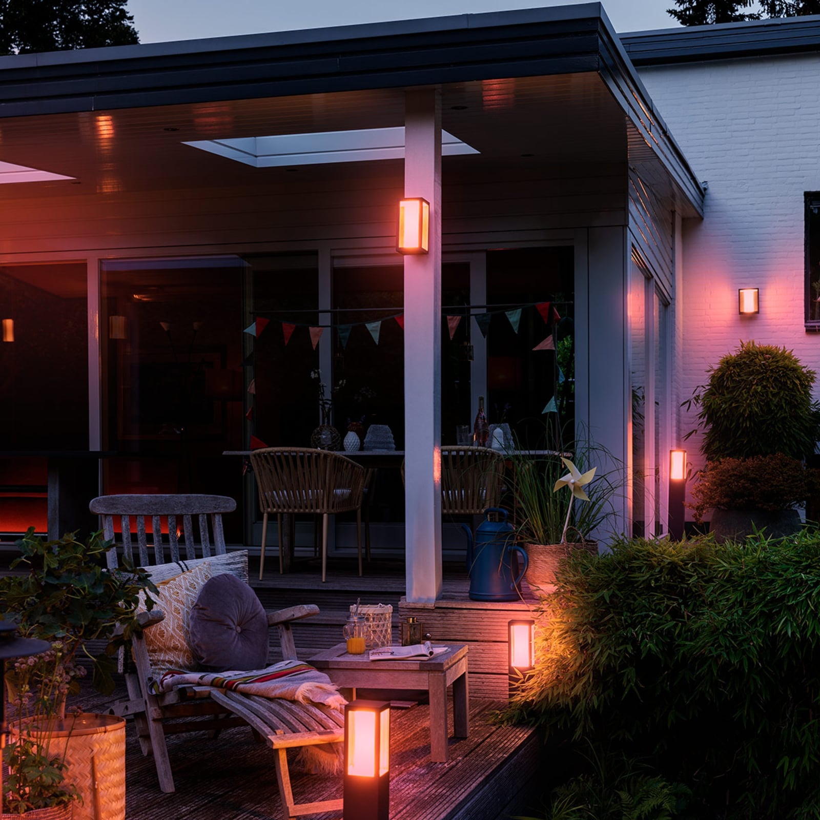 LED utevegglampe Impress RGBW svart IP44 16W Philips Hue styring via app