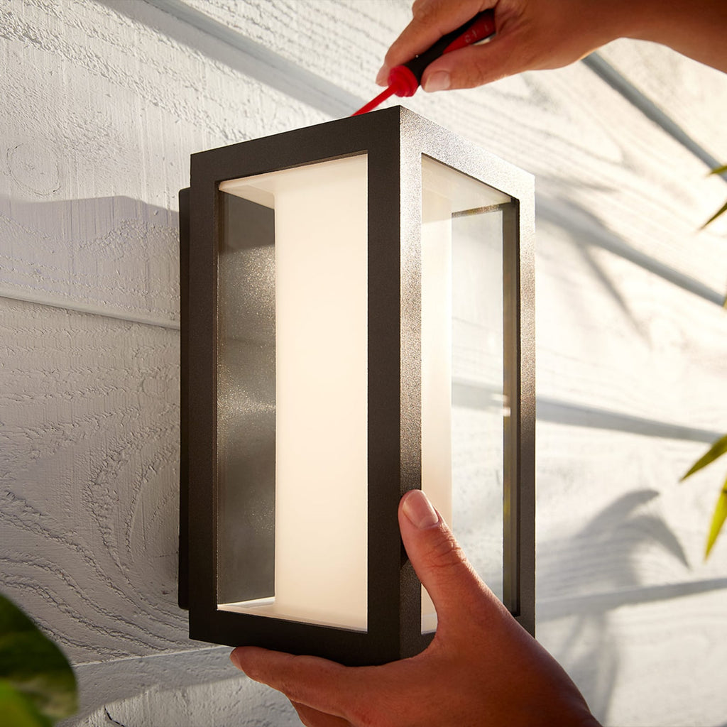 LED utevegglampe Impress RGBW svart IP44 16W Philips Hue med stemmestyring