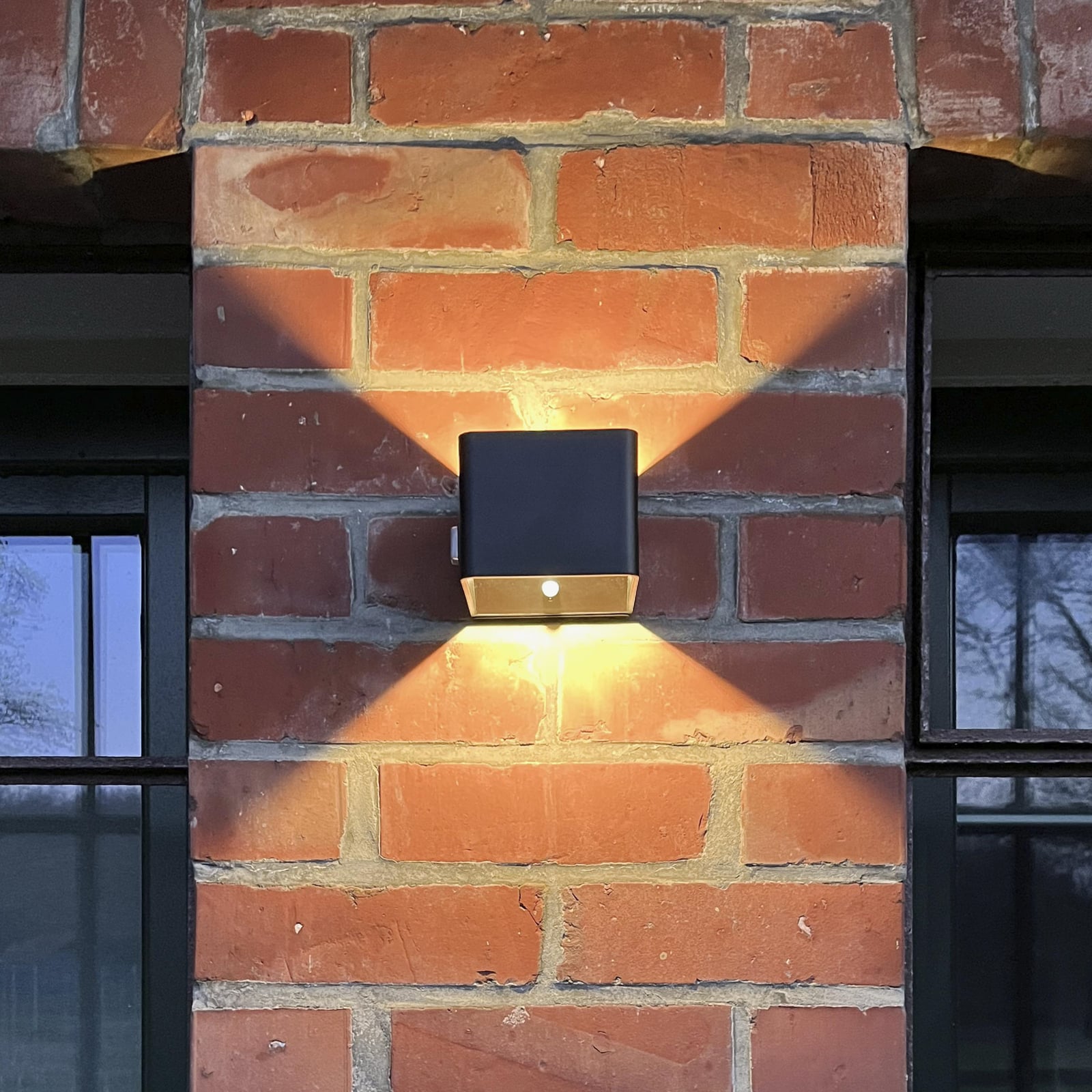 LED utevegglampe Iseo oppladbar med bevegelsessensor svart IP44 forfra