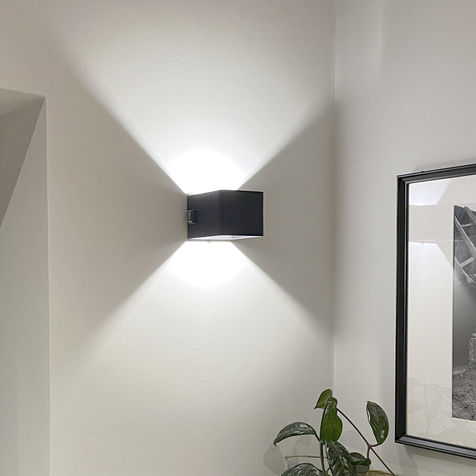 LED utevegglampe Iseo oppladbar med bevegelsessensor svart IP44 bakside