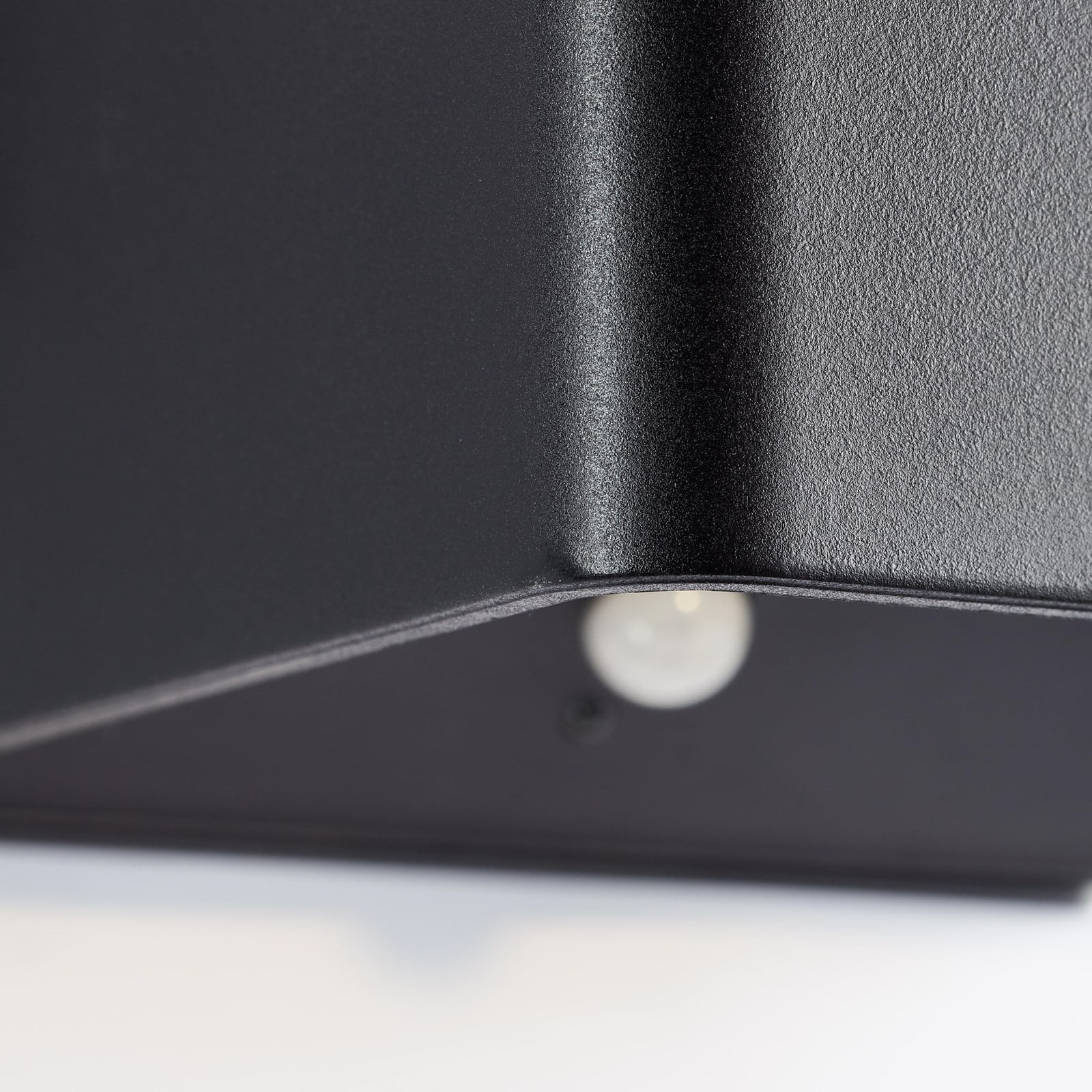 LED utevegglampe Iseo oppladbar med bevegelsessensor svart IP44 magnetfeste