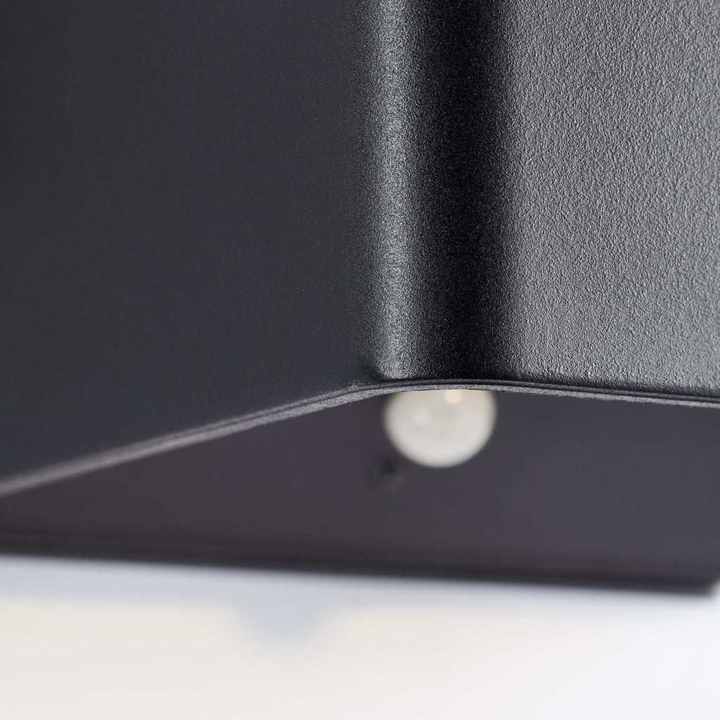 LED utevegglampe Iseo oppladbar med bevegelsessensor svart IP44 magnetfeste