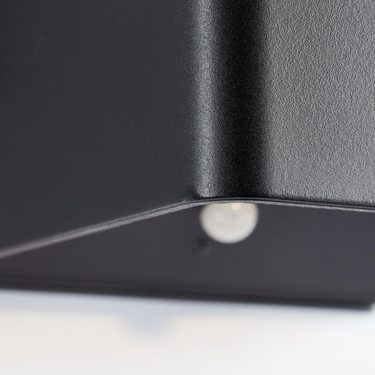 LED utevegglampe Iseo oppladbar med bevegelsessensor svart IP44 magnetfeste