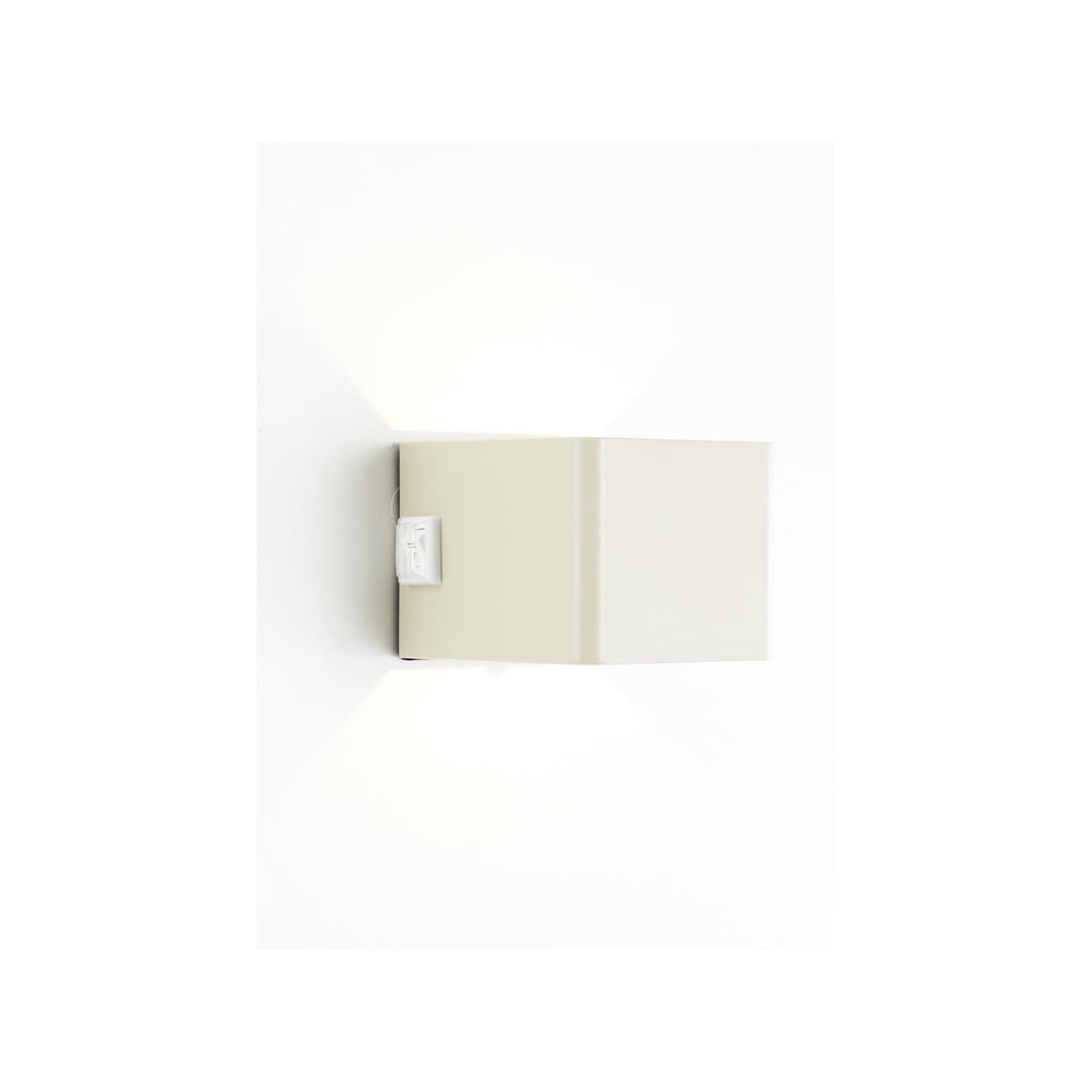 USB-kabel for lading av LED utevegglampe Iseo oppladbar med bevegelsessensor beige