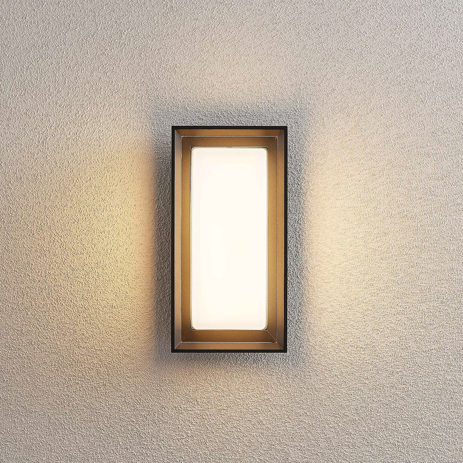 LED utevegglampe Ismera antrasitt opalglass IP65 lys i mørket