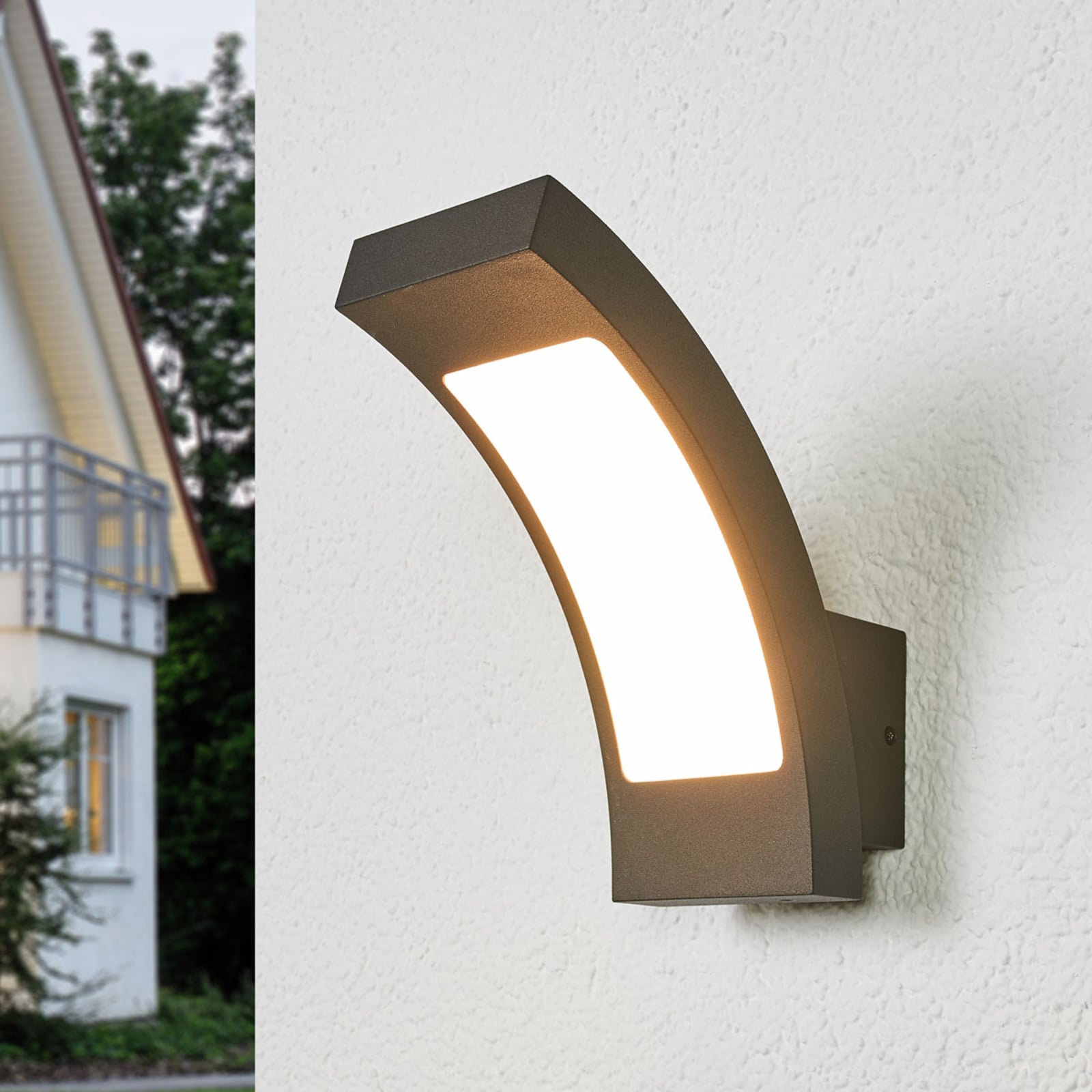 LED utevegglampe Juvia antrasitt buet skjerm forfra
